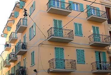 Il residence Valentina conta 20 appartamenti completamente arredati ed altrettante cantine.<BR>Sorge in piena isola pedonale centrale di Ventimiglia, a qualche passo dalle spiagge.