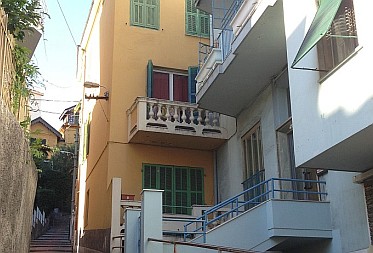 Sita in zona tranquilla in pieno centro a Sanremo, comoda all'isola pedonale e alle spiagge, conta 5 appartamenti completamente arredati ed un negozio.